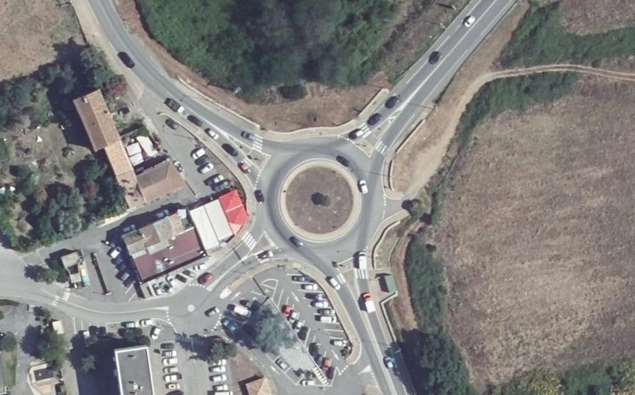 Vue aérienne du Rond-point anonyme n°462140825