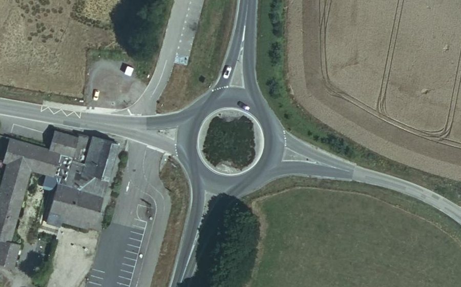 Vue aérienne du Rond-point anonyme n°462189454