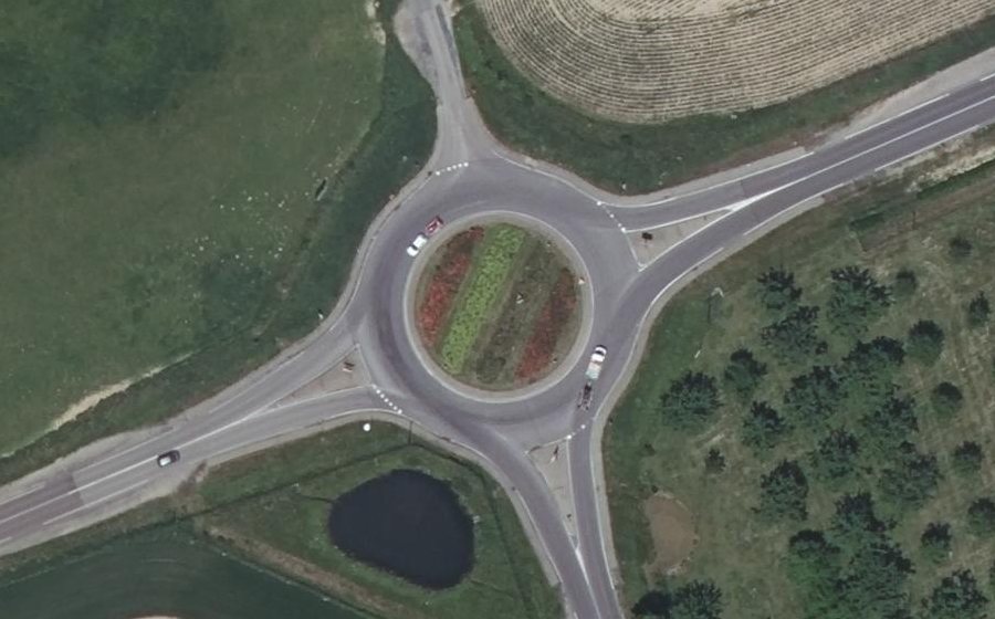 Vue aérienne du Rond-point anonyme n°462191369