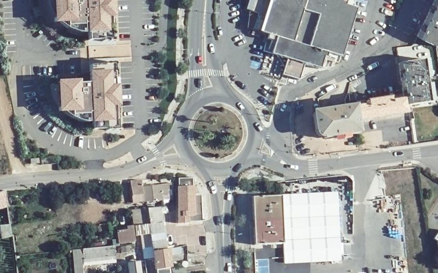 Vue aérienne du Rond-point anonyme n°462368315