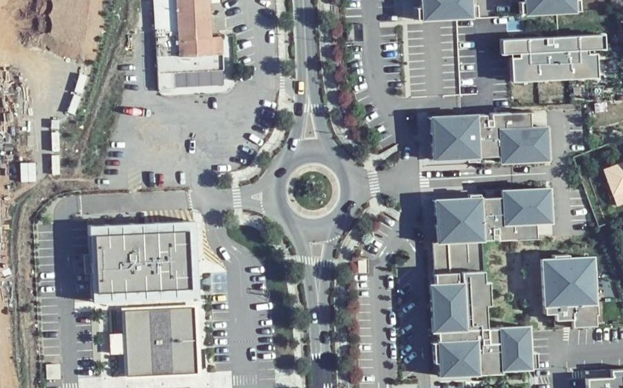 Vue aérienne du Rond-point anonyme n°462368359