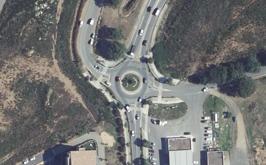 Vue aérienne du Rond-point anonyme n°462368363