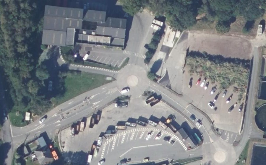 Vue aérienne du Rond-point anonyme n°462395530