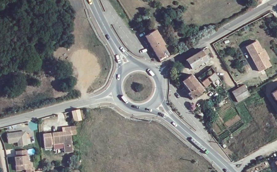 Vue aérienne du Rond-point anonyme n°462396499