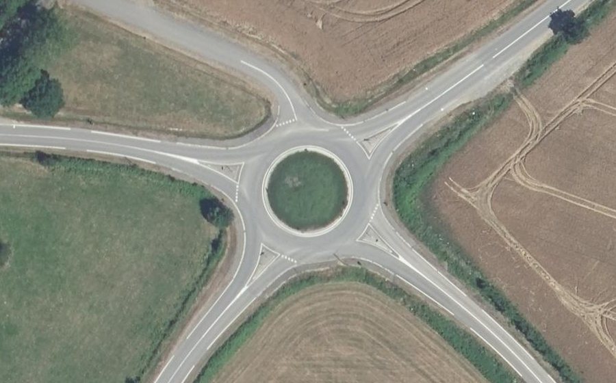 Vue aérienne du Rond-point anonyme n°462421343