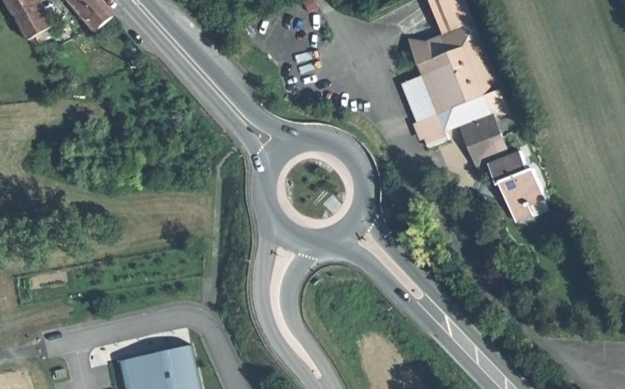 Vue aérienne du Rond-point anonyme n°46257879
