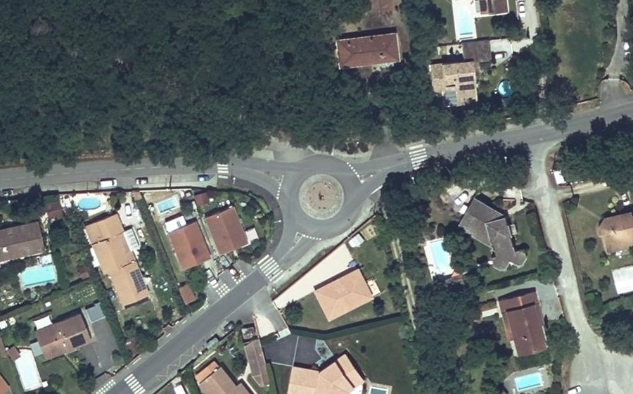 Vue aérienne du Rond-point anonyme n°462650082
