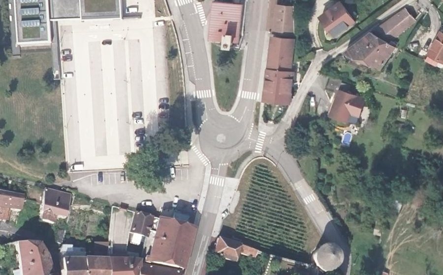 Vue aérienne du Rond-point anonyme n°462667052