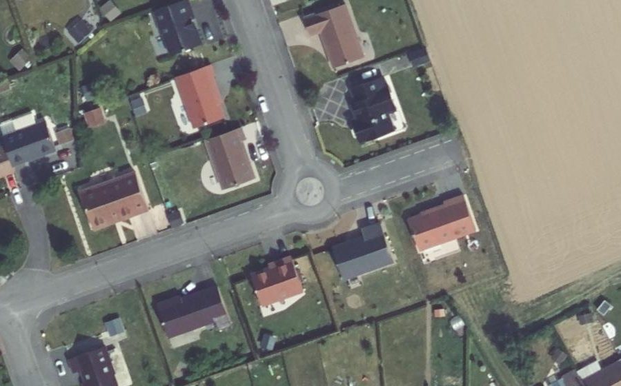 Vue aérienne du Rond-point anonyme n°462765115