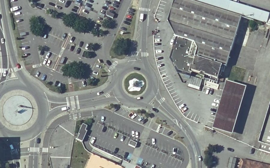 Vue aérienne du Rond-point anonyme n°462779873