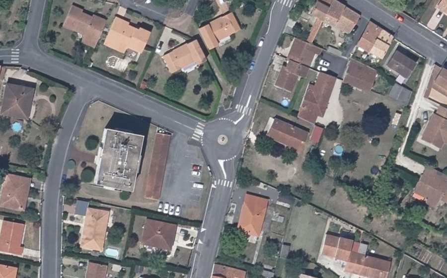 Vue aérienne du Rond-point anonyme n°462838374
