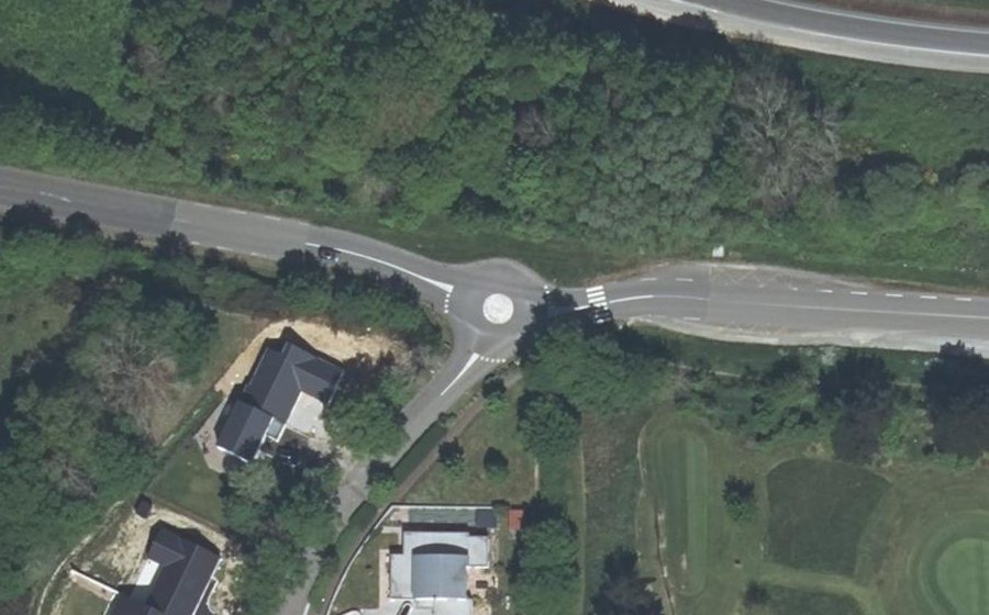 Vue aérienne du Rond-point anonyme n°463269650