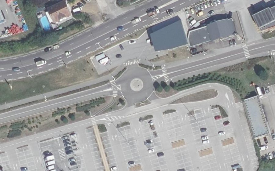 Vue aérienne du Rond-point anonyme n°463622365