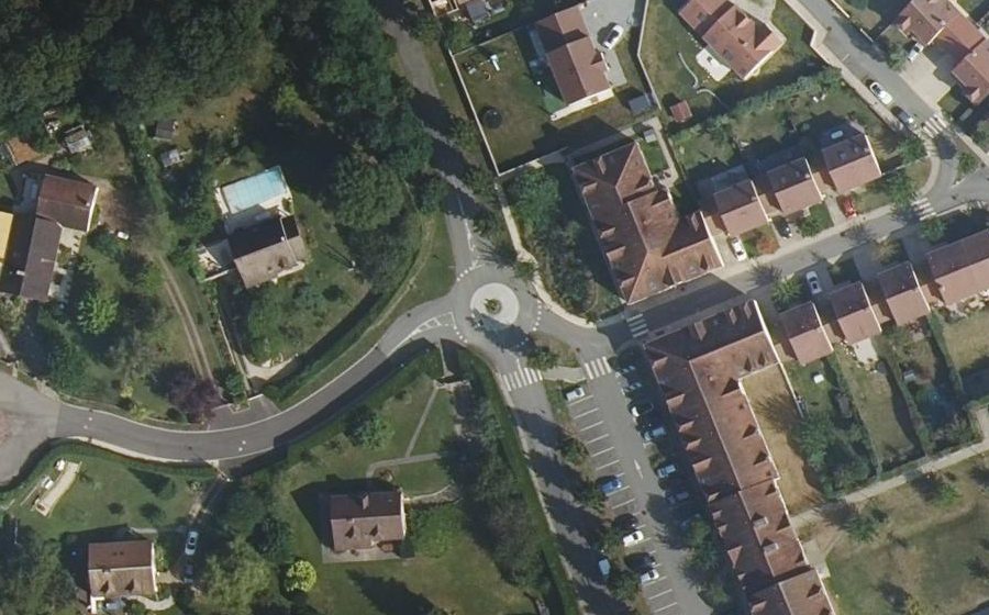 Vue aérienne du Rond-point anonyme n°463697934