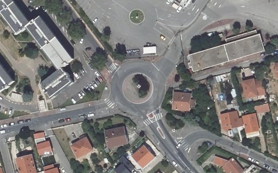 Vue aérienne du Rond-point anonyme n°46418917