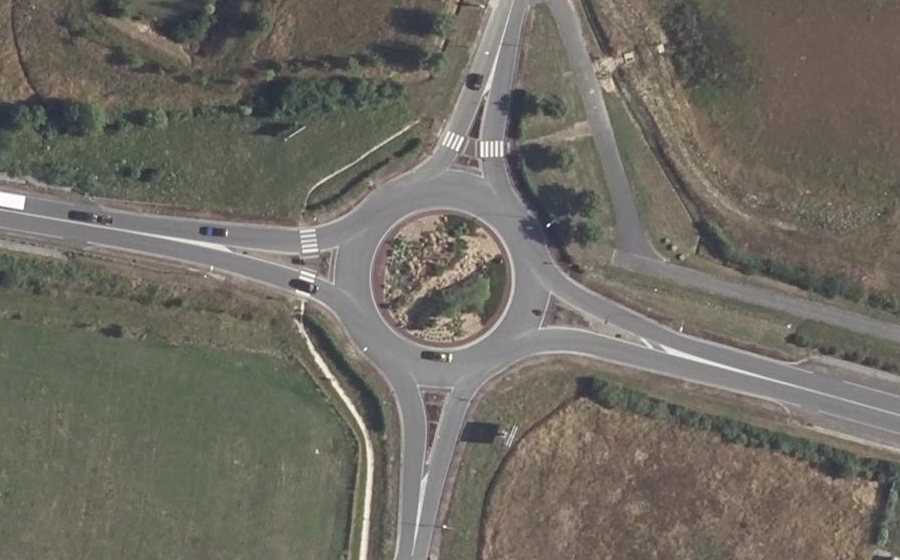 Vue aérienne du Rond-point anonyme n°46424818