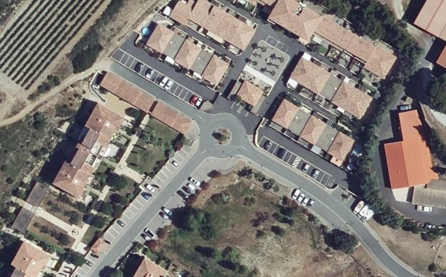 Vue aérienne du Rond-point anonyme n°464275538