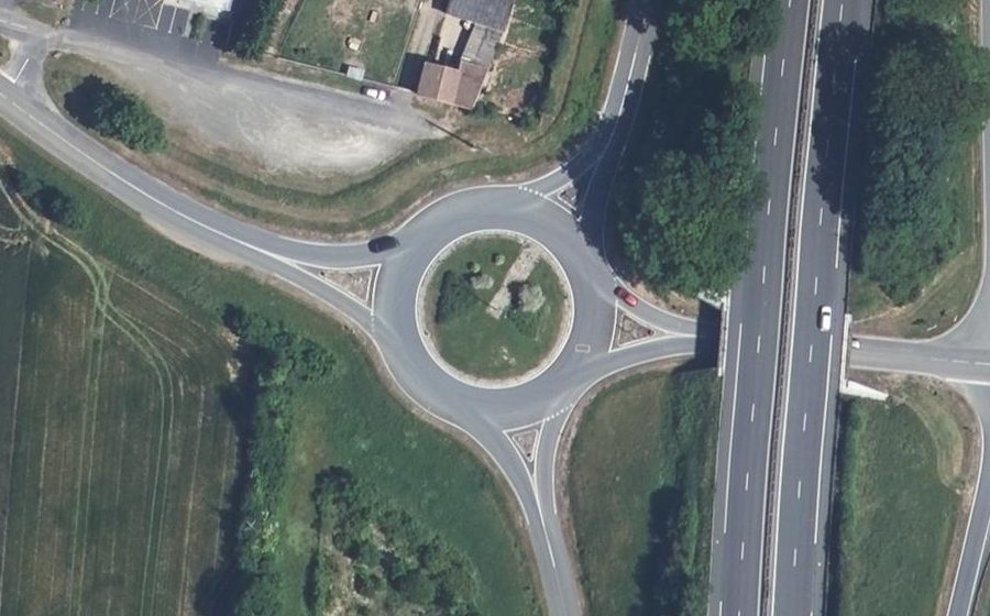 Vue aérienne du Rond-point anonyme n°46454292