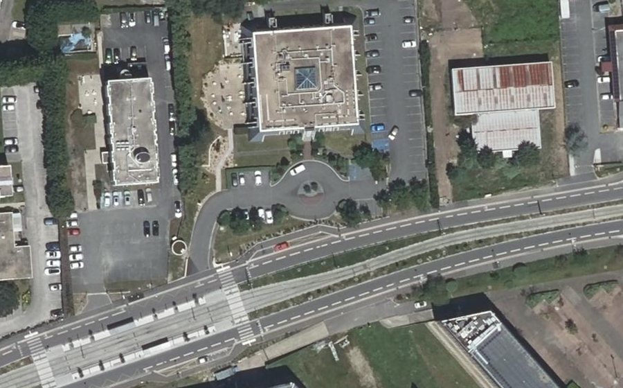 Vue aérienne du Rond-point anonyme n°464751920