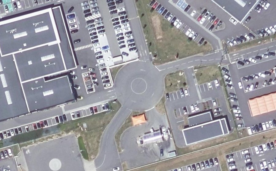 Vue aérienne du Rond-point anonyme n°464775932