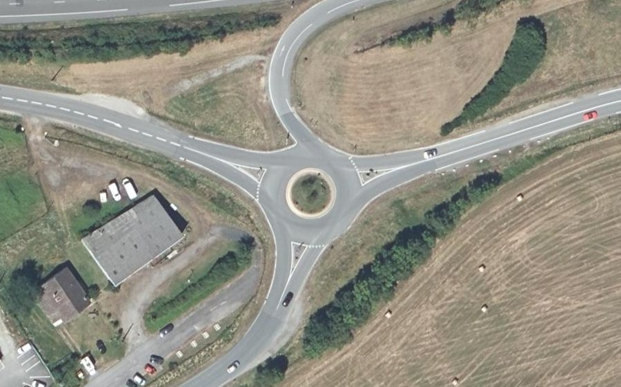 Vue aérienne du Rond-point anonyme n°46481720
