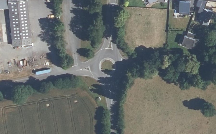 Vue aérienne du Rond-point anonyme n°464827495