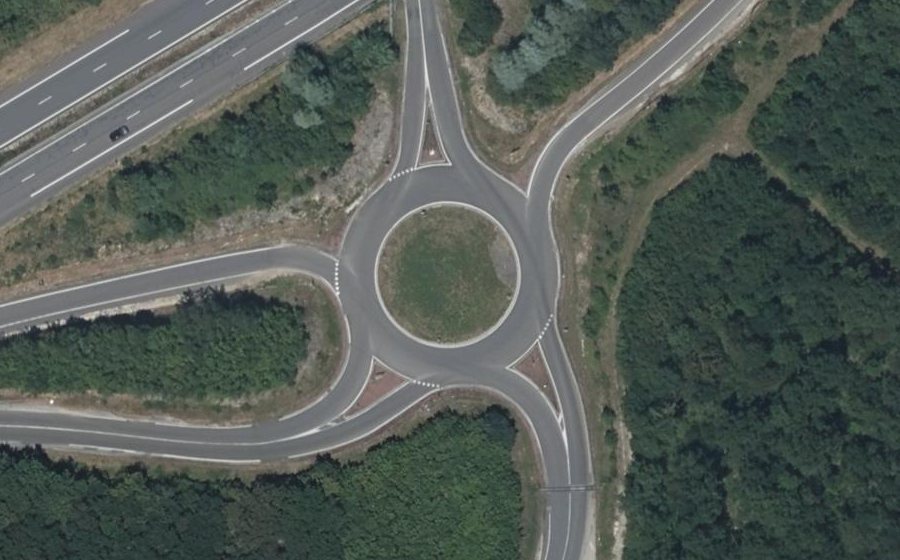 Vue aérienne du Rond-point anonyme n°46490508