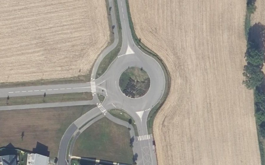 Vue aérienne du Rond-point anonyme n°464933513