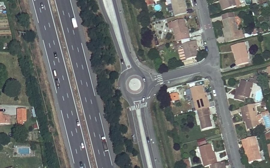 Vue aérienne du Rond-point anonyme n°464948980