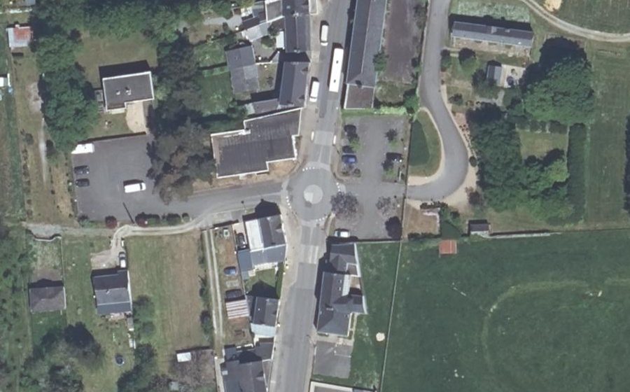 Vue aérienne du Rond-point anonyme n°464990142