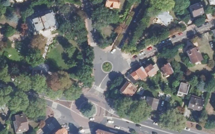 Vue aérienne du Rond-point anonyme n°465130504