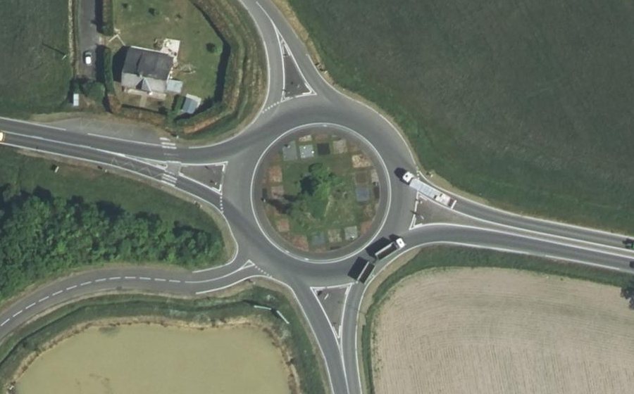 Vue aérienne du Rond-point anonyme n°46534924