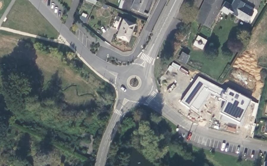 Vue aérienne du Rond-point anonyme n°465599354