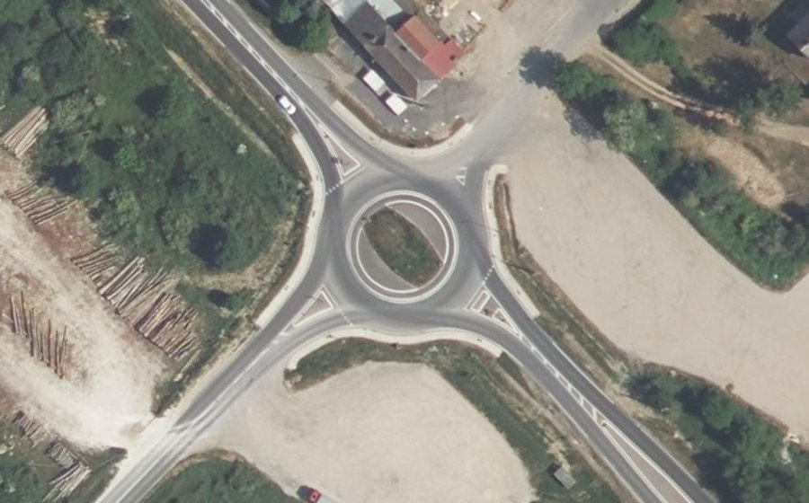 Vue aérienne du Rond-point anonyme n°465628064
