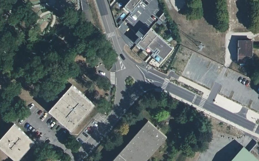 Vue aérienne du Rond-point anonyme n°465786422