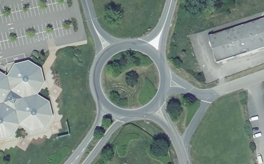 Vue aérienne du Rond-point anonyme n°46581058