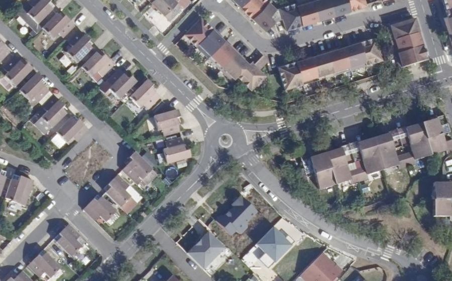 Vue aérienne du Rond-point anonyme n°46583308