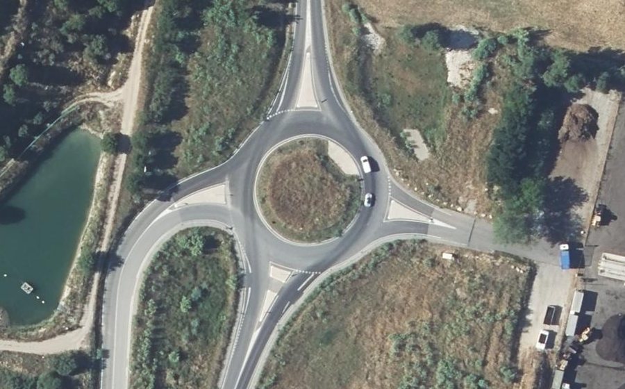 Vue aérienne du Rond-point anonyme n°465833617