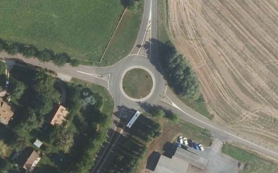 Vue aérienne du Rond-point anonyme n°465901810