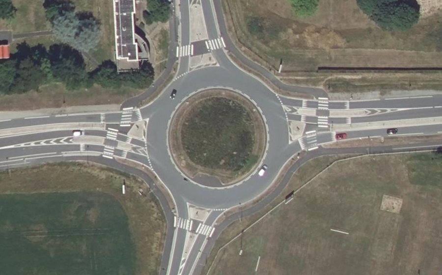 Vue aérienne du Rond-point anonyme n°465911307