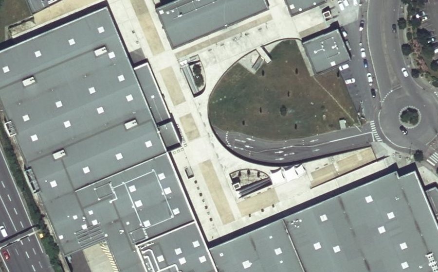 Vue aérienne du Rond-point anonyme n°465945932