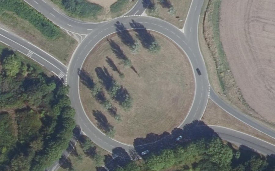 Vue aérienne du Rond-point anonyme n°466057229