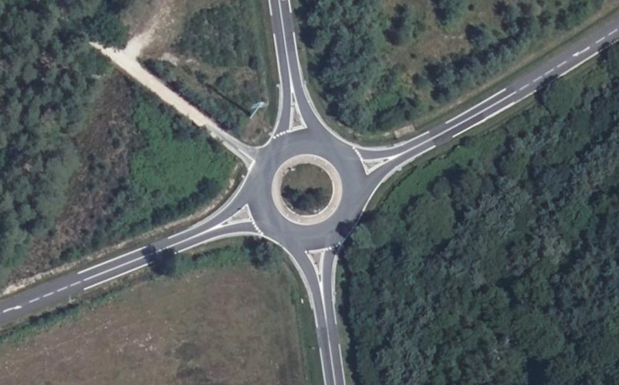Vue aérienne du Rond-point anonyme n°46608991
