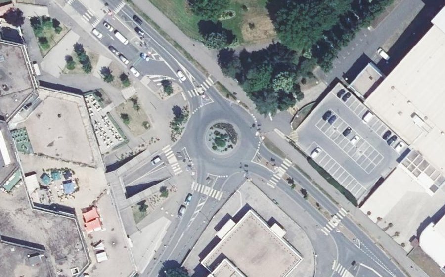Vue aérienne du Rond-point anonyme n°466155386