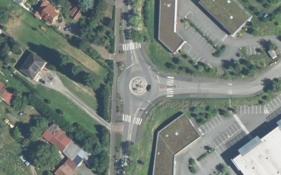 Vue aérienne du Rond-point anonyme n°46616762