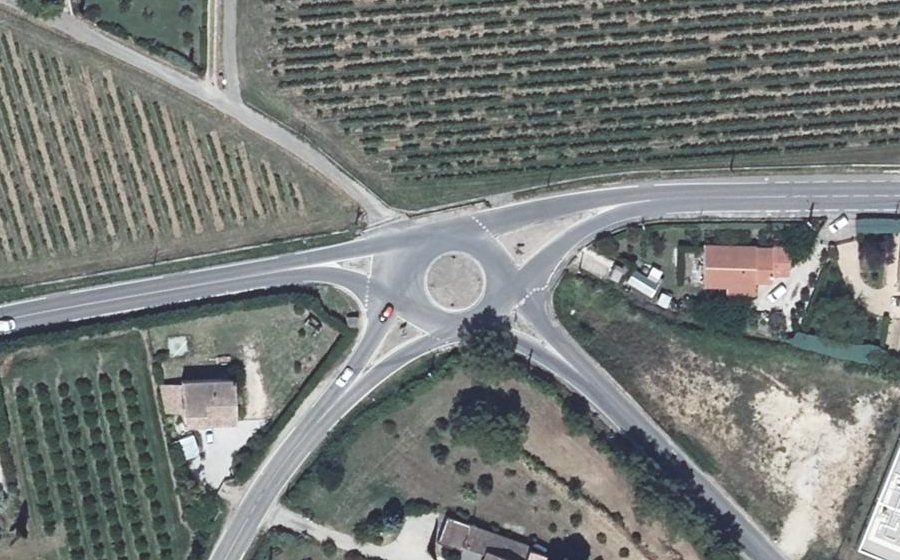 Vue aérienne du Rond-point anonyme n°46654241