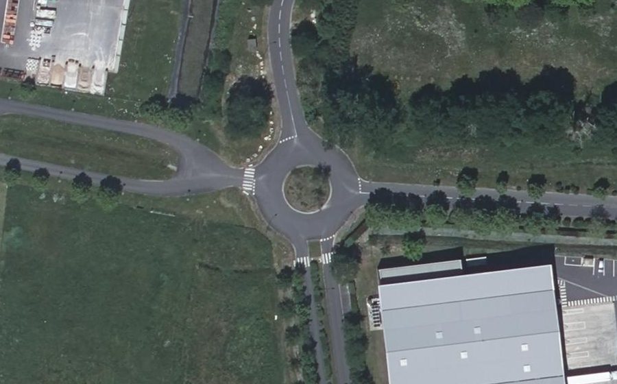Vue aérienne du Rond-point anonyme n°466594733