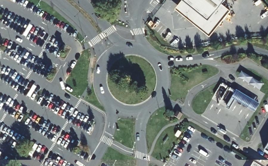 Vue aérienne du Rond-point anonyme n°466609156
