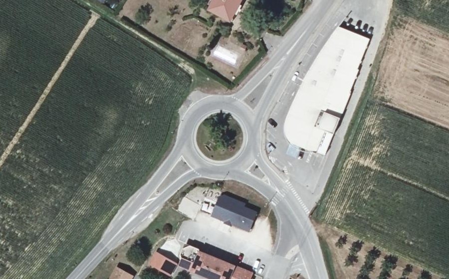 Vue aérienne du Rond-point anonyme n°466677530