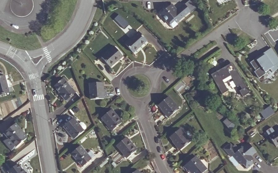 Vue aérienne du Rond-point anonyme n°466769133